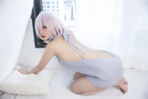 洛璃LoLiSAMA《玛修露背毛衣》主题写真：23张全套美图