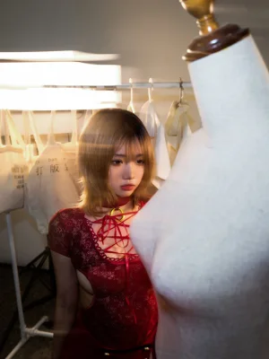 柒柒_Lust77《红》主题写真：58张全套美图