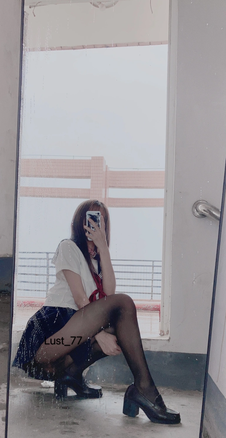 柒柒_Lust77《天台学姐》主题写真：80张全套美图，含1个视频