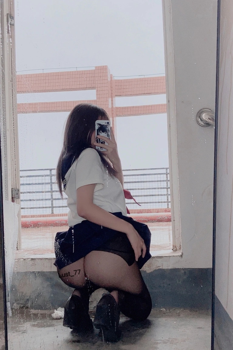 柒柒_Lust77《天台学姐》主题写真：80张全套美图，含1个视频