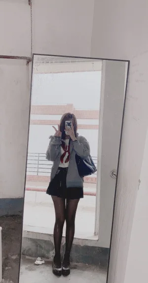 柒柒_Lust77《天台学姐》主题写真：80张全套美图，含1个视频