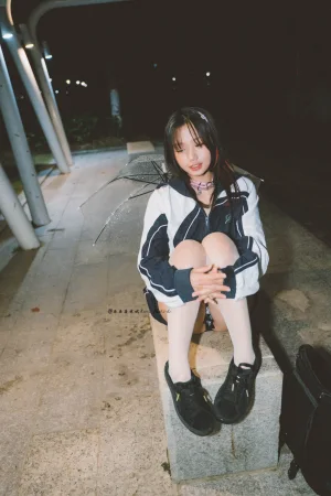 柒柒_Lust77《校服》主题写真：42张全套美图，含1个视频