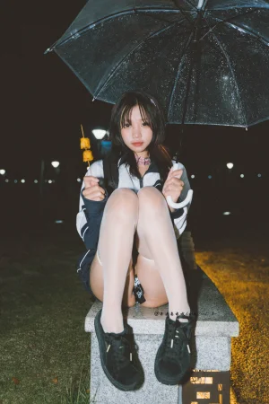 柒柒_Lust77《校服》主题写真：42张全套美图，含1个视频