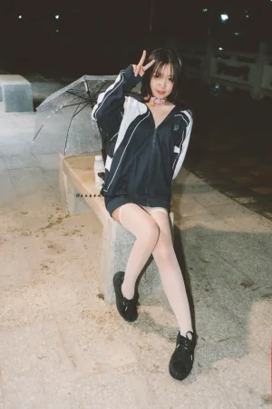 柒柒_Lust77《校服》主题写真：42张全套美图，含1个视频