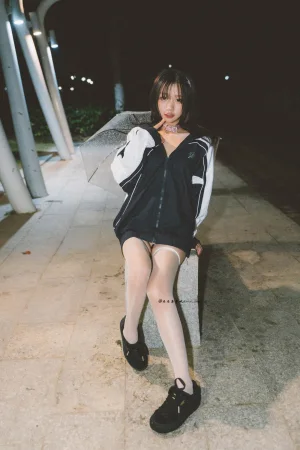 柒柒_Lust77《校服》主题写真：42张全套美图，含1个视频