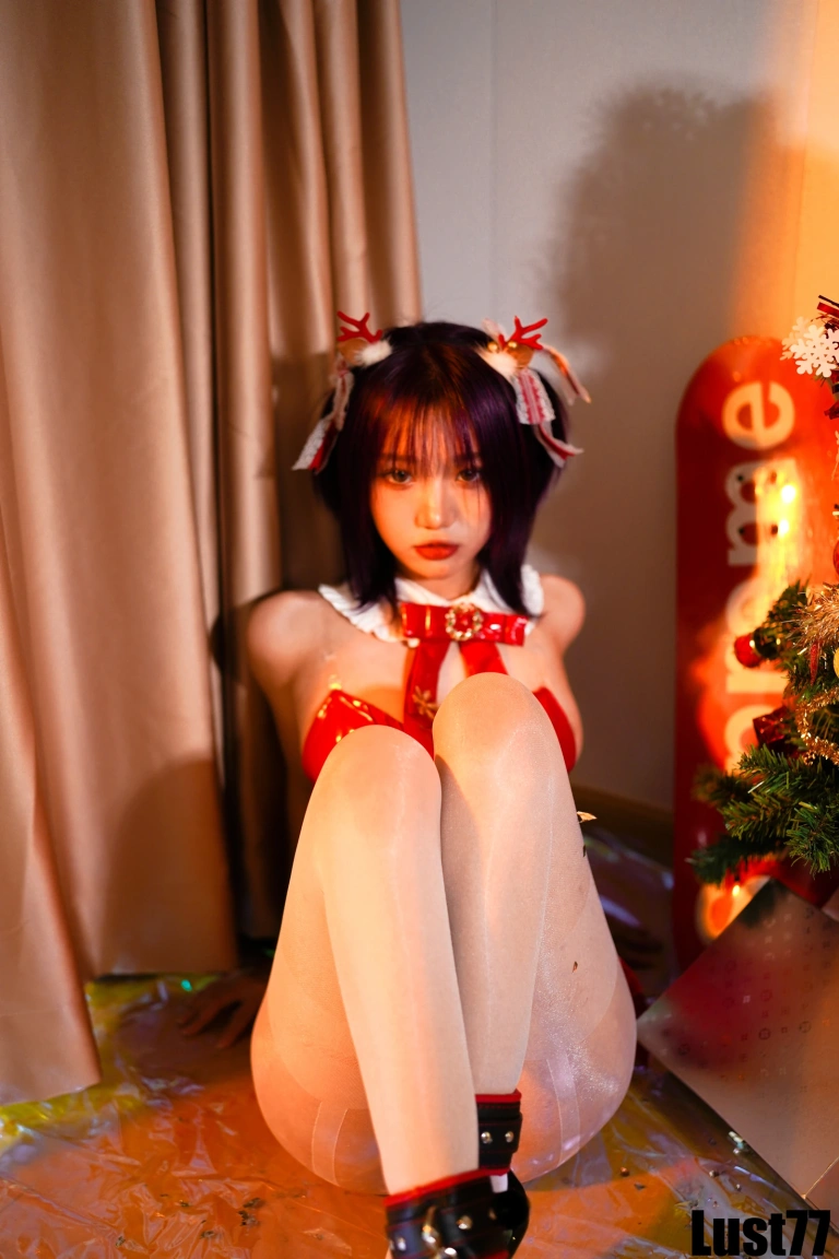 柒柒_Lust77《2021圣诞》主题写真：58张全套美图，含1个视频