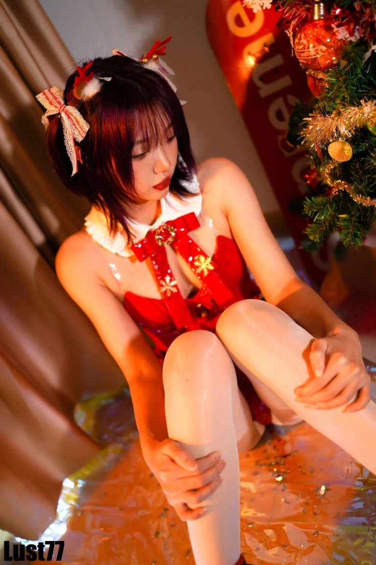 柒柒_Lust77《2021圣诞》主题写真：58张全套美图，含1个视频
