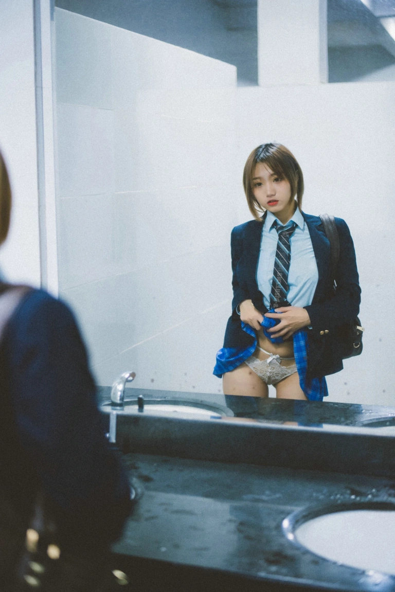 柒柒_Lust77《深夜公园JK》主题写真：35张全套美图