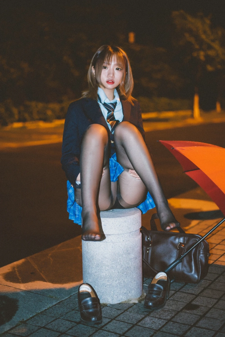 柒柒_Lust77《深夜公园JK》主题写真：35张全套美图