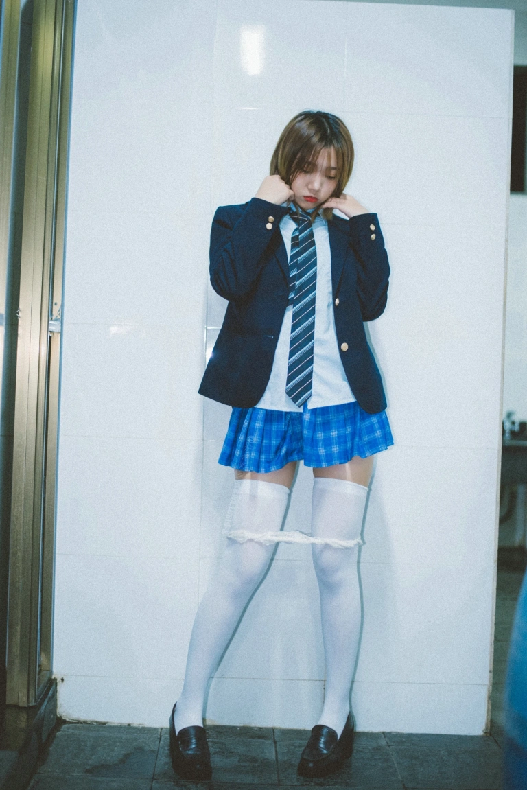柒柒_Lust77《深夜公园JK》主题写真：35张全套美图