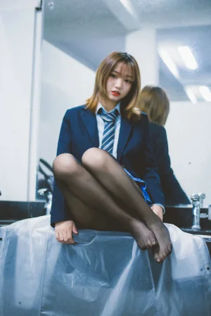 柒柒_Lust77《深夜公园JK》主题写真：35张全套美图