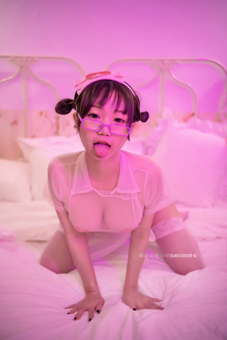 柒柒_Lust77《粉红护士》主题写真：35张全套美图