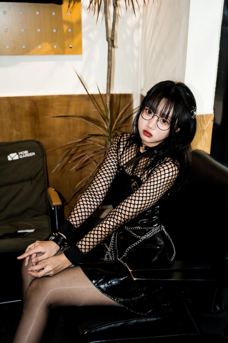 柒柒_Lust77《街拍黑皮裙》主题写真：17张全套美图