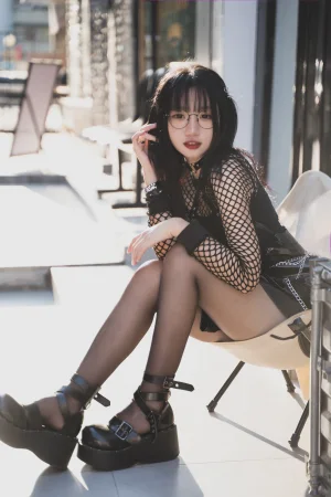 柒柒_Lust77《街拍黑皮裙》主题写真：17张全套美图