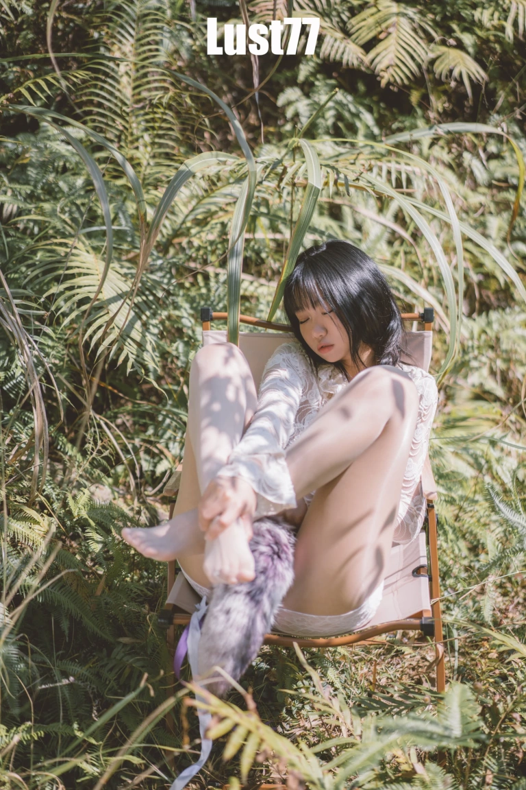柒柒_Lust77《夏树繁花》主题写真：64张全套美图，含1个视频