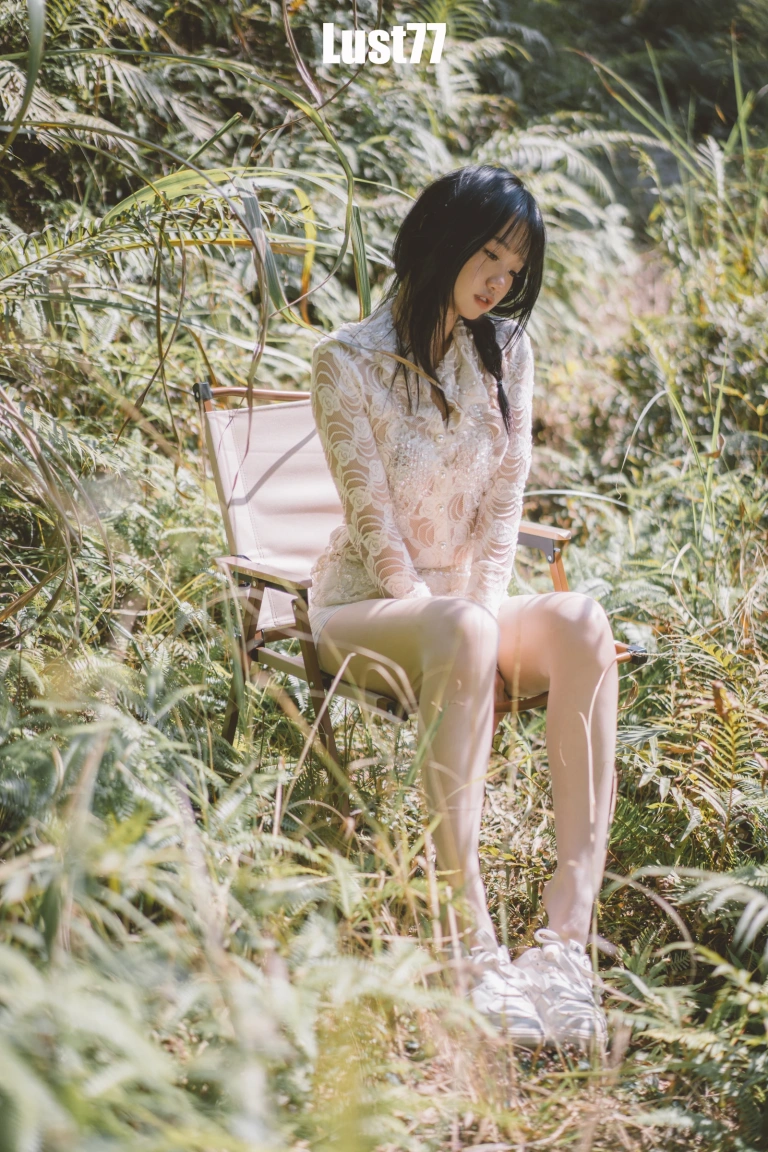 柒柒_Lust77《夏树繁花》主题写真：64张全套美图，含1个视频