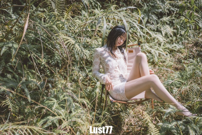 柒柒_Lust77《夏树繁花》主题写真：64张全套美图，含1个视频