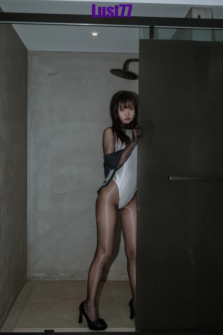 柒柒_Lust77《竞技水着》主题写真：54张全套美图