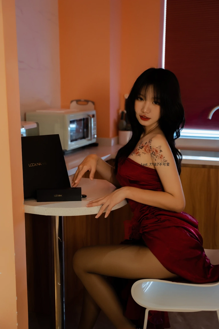 柒柒_Lust77《迷情姐姐》主题写真：155张全套美图