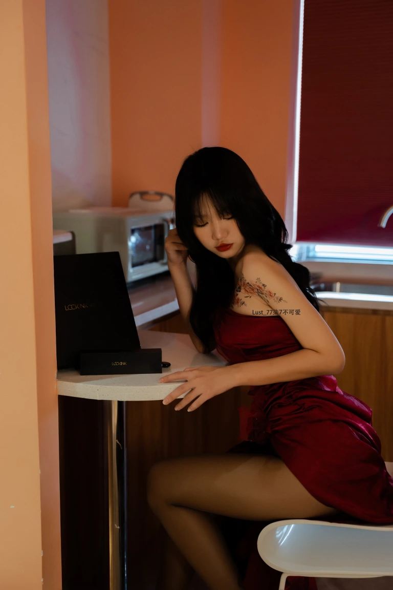 柒柒_Lust77《迷情姐姐》主题写真：155张全套美图