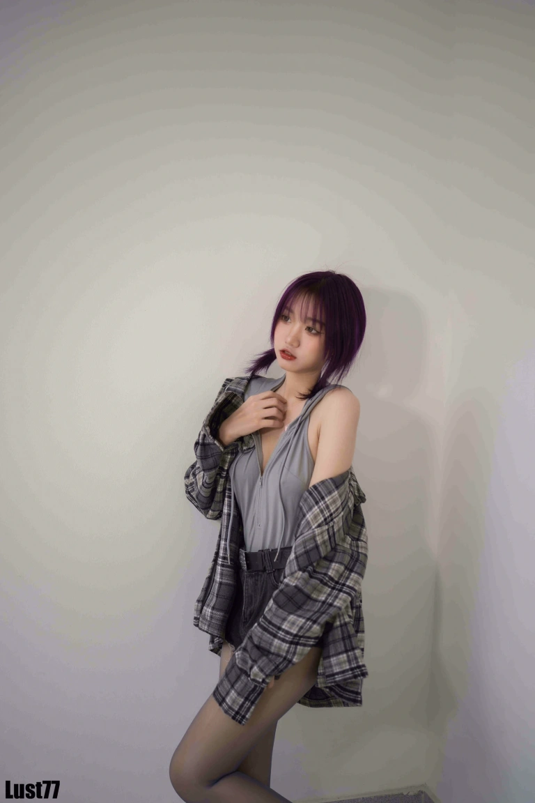 柒柒_Lust77《小灰兔》主题写真：70张全套美图，含1个视频