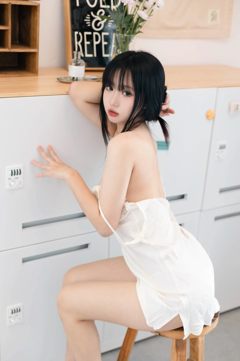 柒柒_Lust77《半糖下午茶》主题写真：30张全套美图