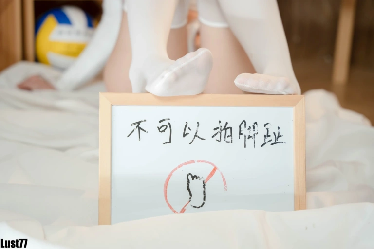 柒柒_Lust77《粉色泳衣》主题写真：77张全套美图