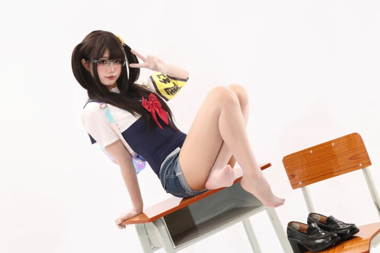 柒柒_Lust77《风纪委员·连体白丝死库水》主题写真：60张全套美图