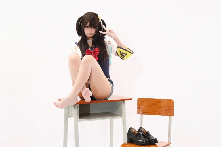 柒柒_Lust77《风纪委员·连体白丝死库水》主题写真：60张全套美图