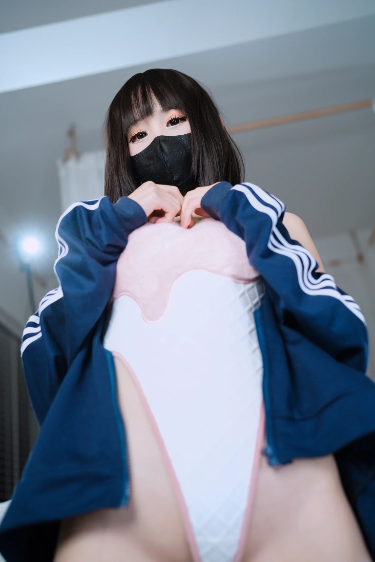 miko酱ww《草莓圣代》主题写真：46张全套美图