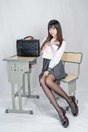 miko酱ww《放学后》主题写真：26张全套美图