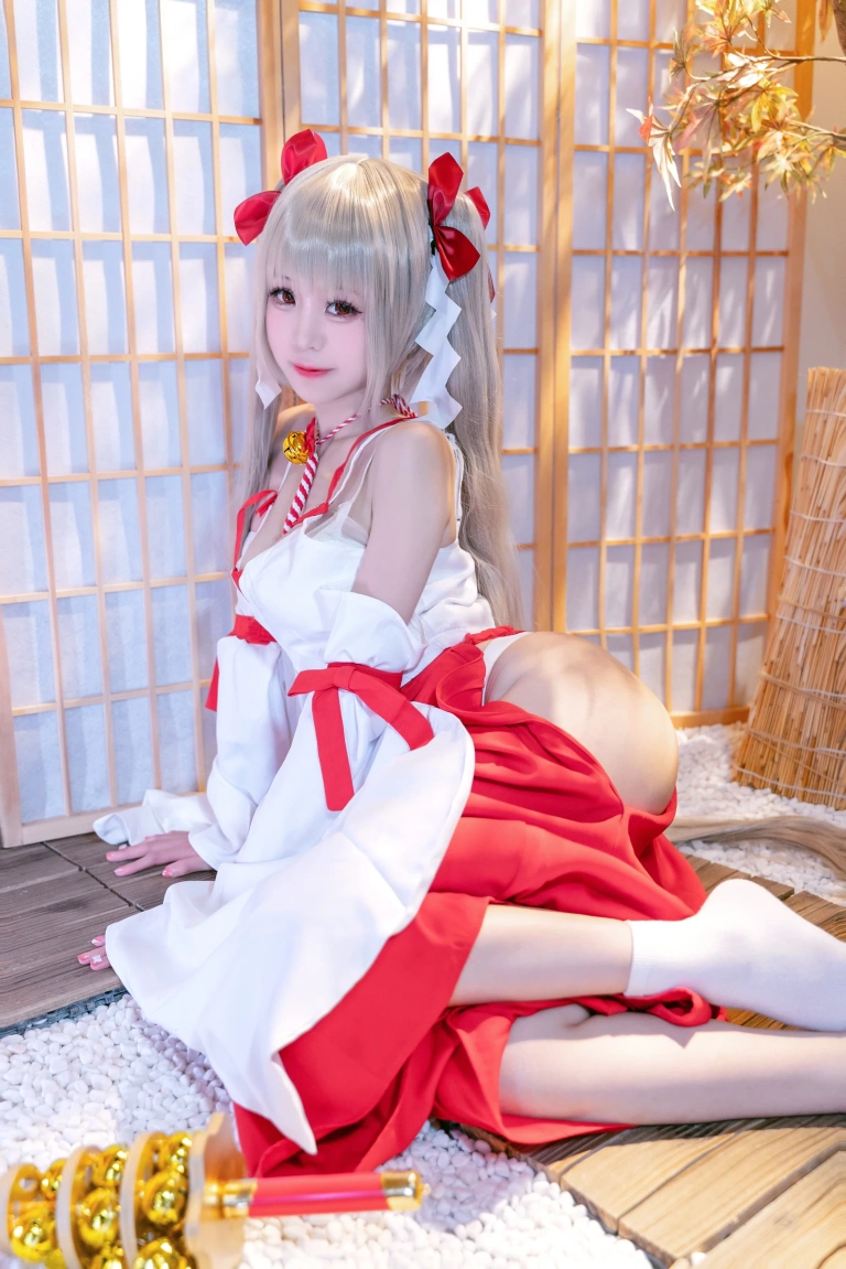 miko酱ww《可畏巫女》主题写真：23张全套美图