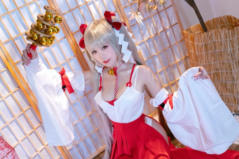 miko酱ww《可畏巫女》主题写真：23张全套美图