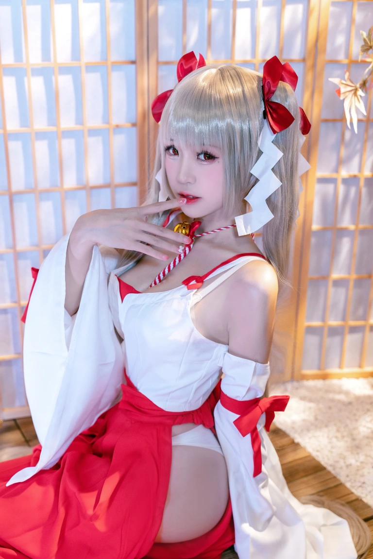 miko酱ww《可畏巫女》主题写真：23张全套美图