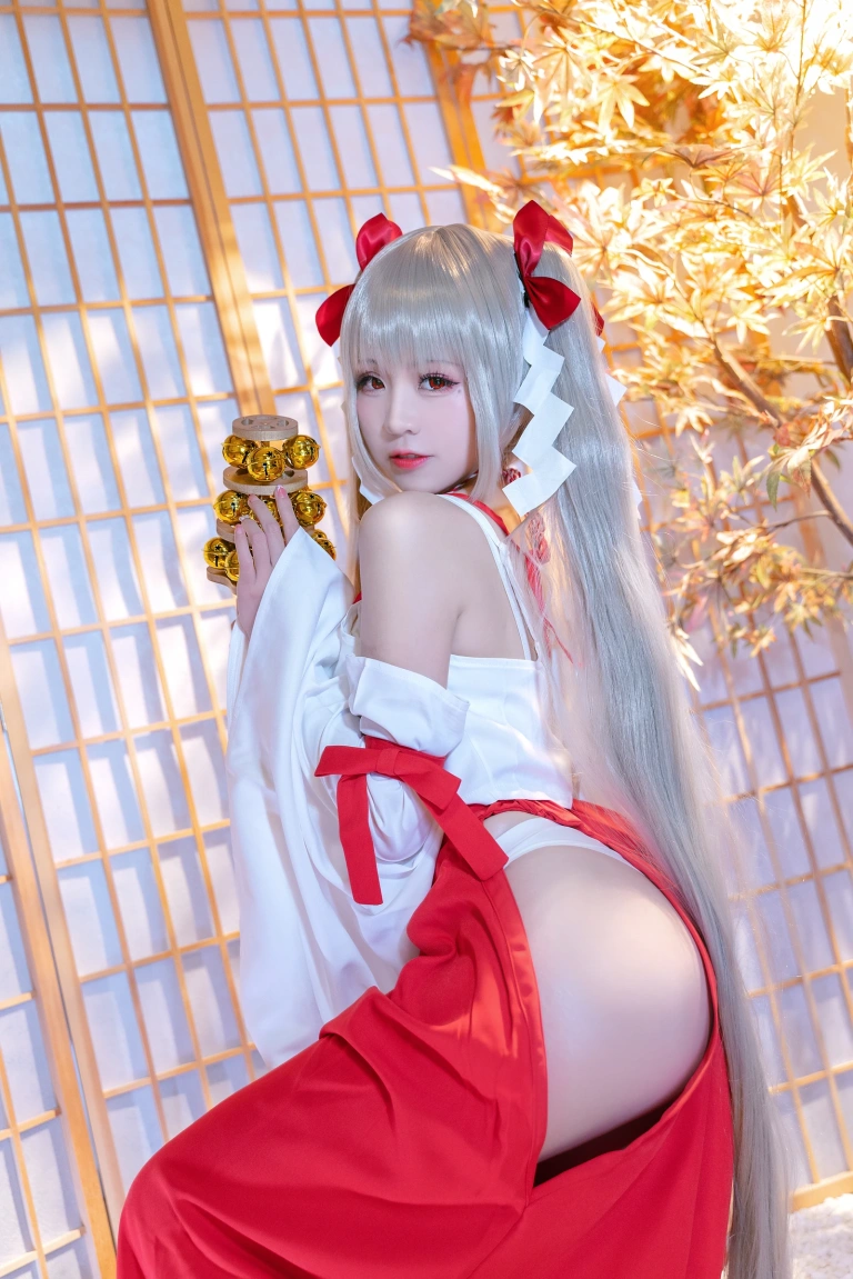 miko酱ww《可畏巫女》主题写真：23张全套美图