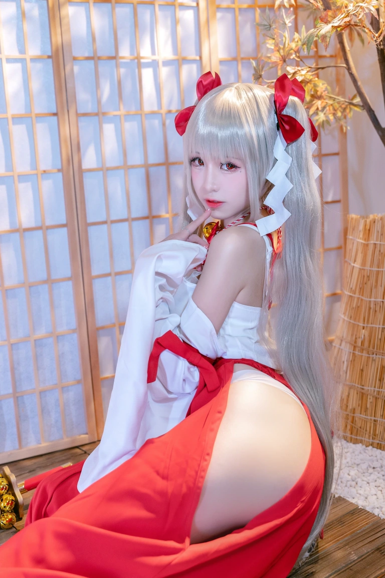 miko酱ww《可畏巫女》主题写真：23张全套美图