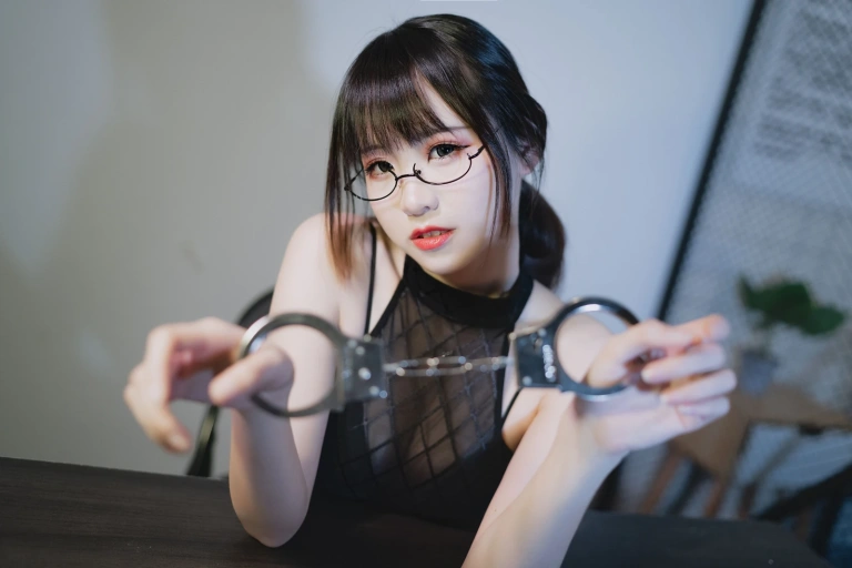 miko酱ww《坏女人》主题写真：13张全套美图