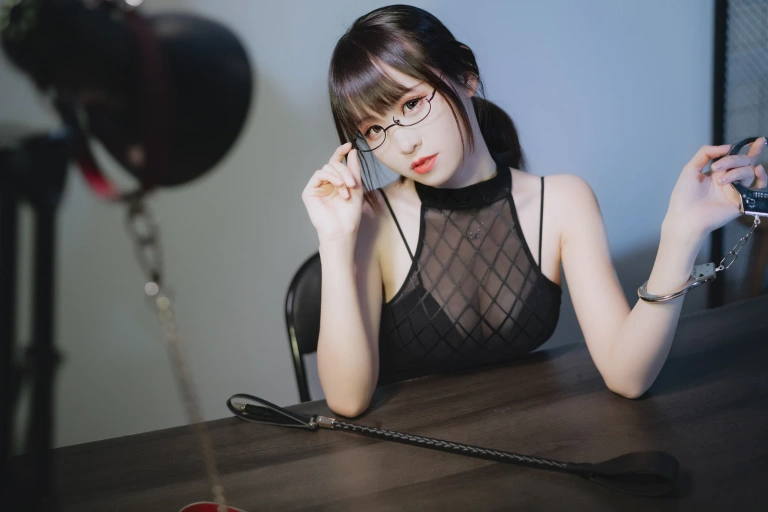 miko酱ww《坏女人》主题写真：13张全套美图