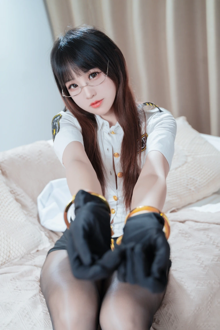 miko酱ww《缠绕女警》主题写真：45张全套美图，含1个视频