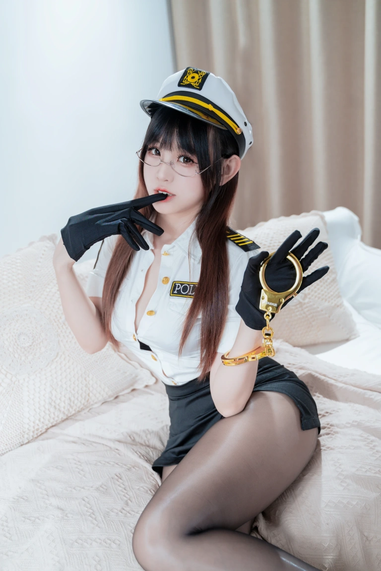 miko酱ww《缠绕女警》主题写真：45张全套美图，含1个视频