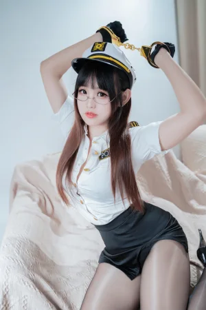 miko酱ww《缠绕女警》主题写真：45张全套美图，含1个视频