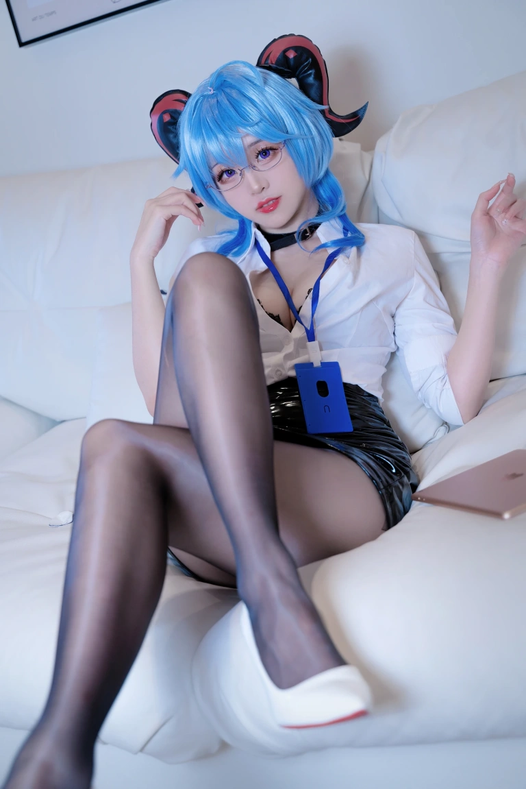 miko酱ww《甘雨OL》主题写真：43张全套美图