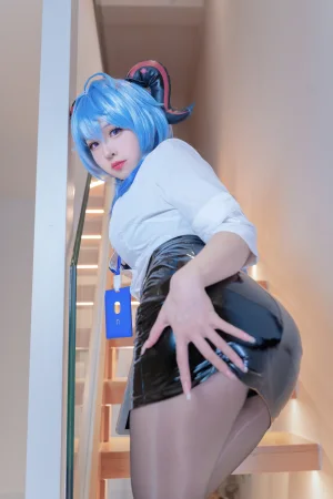 miko酱ww《甘雨OL》主题写真：43张全套美图