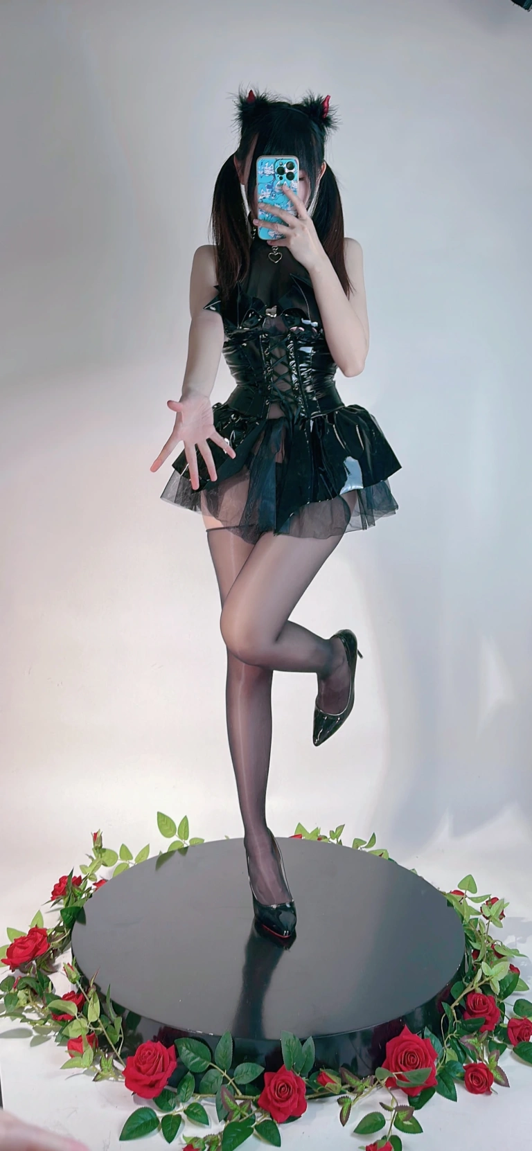 miko酱ww《小小恶魔》主题写真：29张全套美图