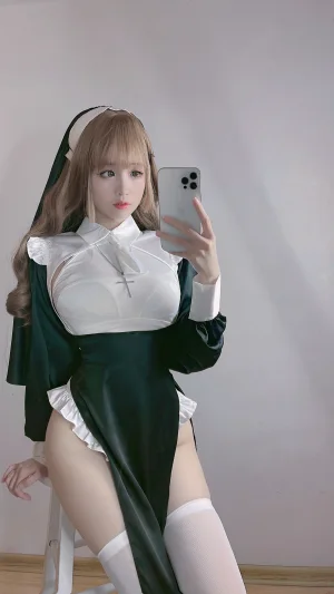 miko酱ww《自拍系列mikoの白丝01》主题写真：241张全套美图