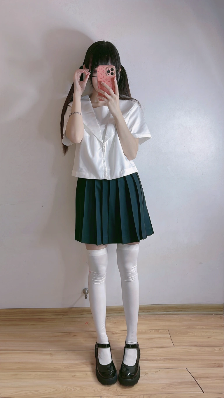 miko酱ww《自拍系列mikoの白丝03》主题写真：201张全套美图