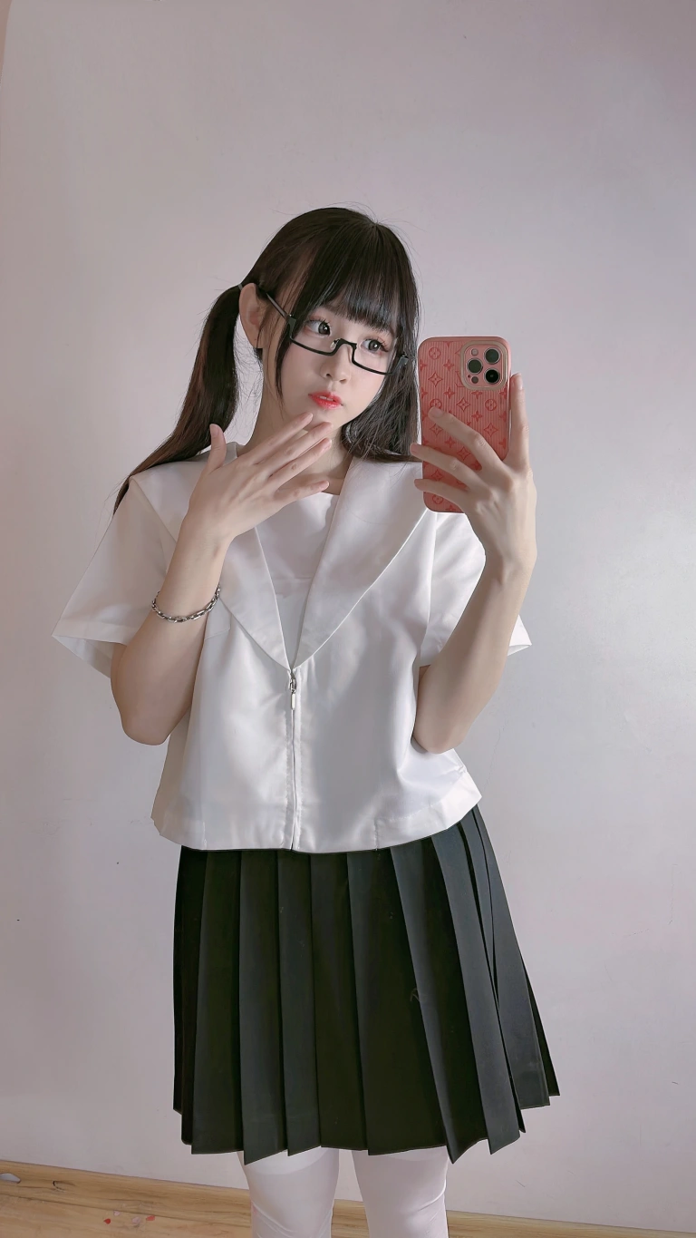 miko酱ww《自拍系列mikoの白丝03》主题写真：201张全套美图