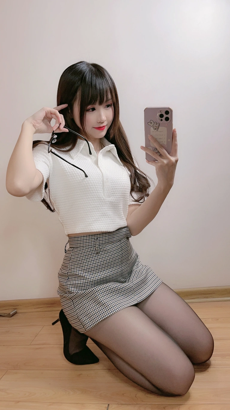 miko酱ww《自拍系列mikoの黑丝03》主题写真：185张全套美图