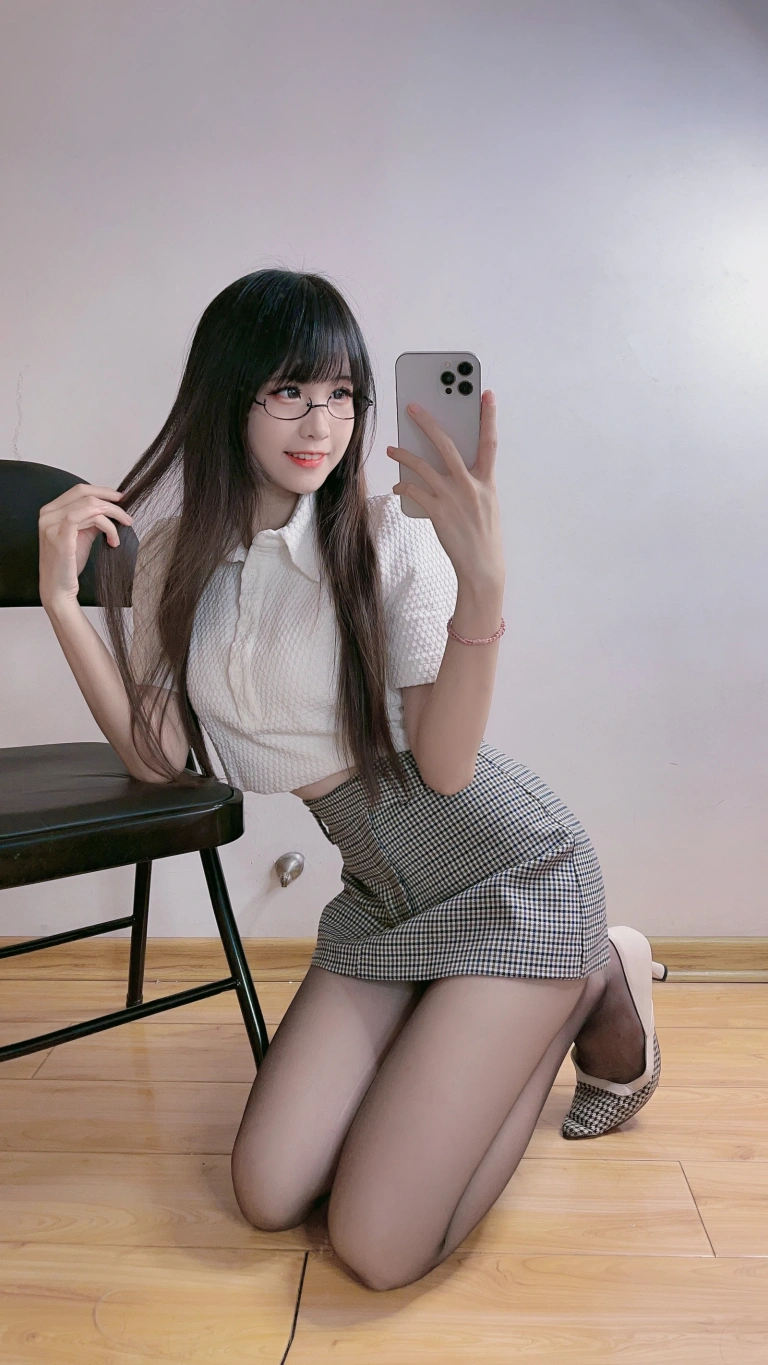 miko酱ww《自拍系列mikoの黑丝03》主题写真：185张全套美图