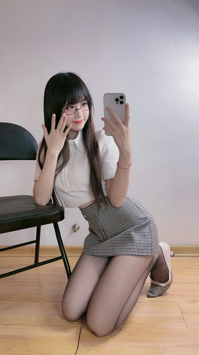 miko酱ww《自拍系列mikoの黑丝03》主题写真：185张全套美图
